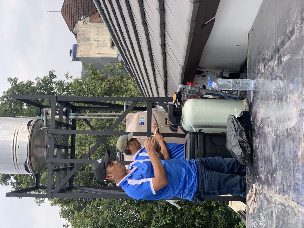 Tim Allir mengecek kondisi air dan instalasi di lokasi.