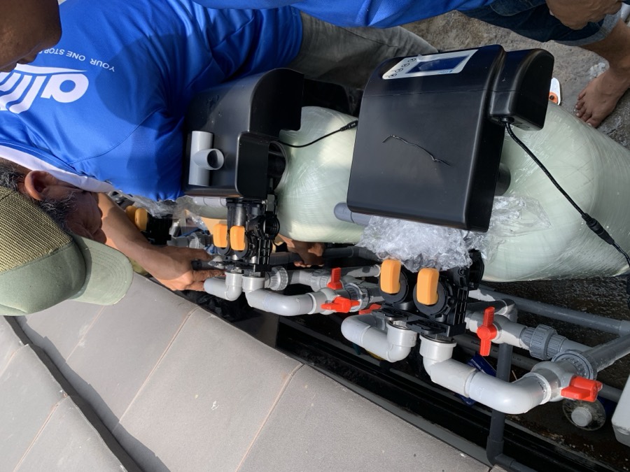 Perakitan kepala valve dan perpipaan tabung filter.