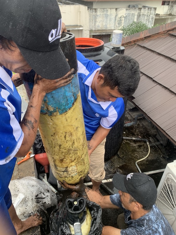 Penggantian media pada tabung filter yang sudah jenuh.