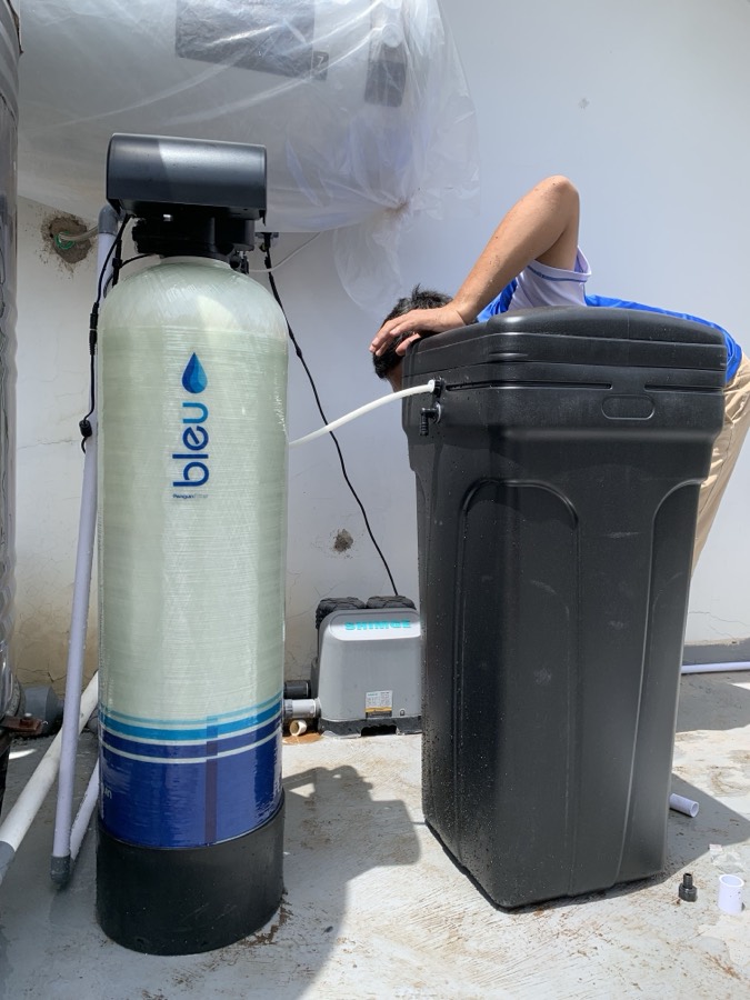 Tabung filter air terpasang rapi lengkap dengan perpipaan.