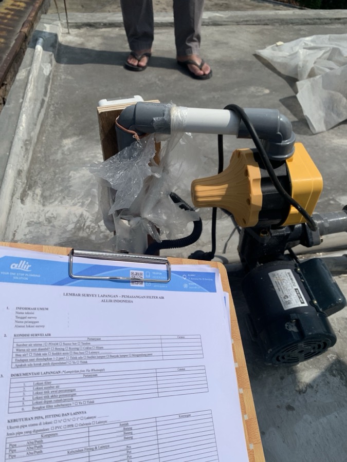 Pompa air baru siap dipasang di atap rumah pelanggan.
